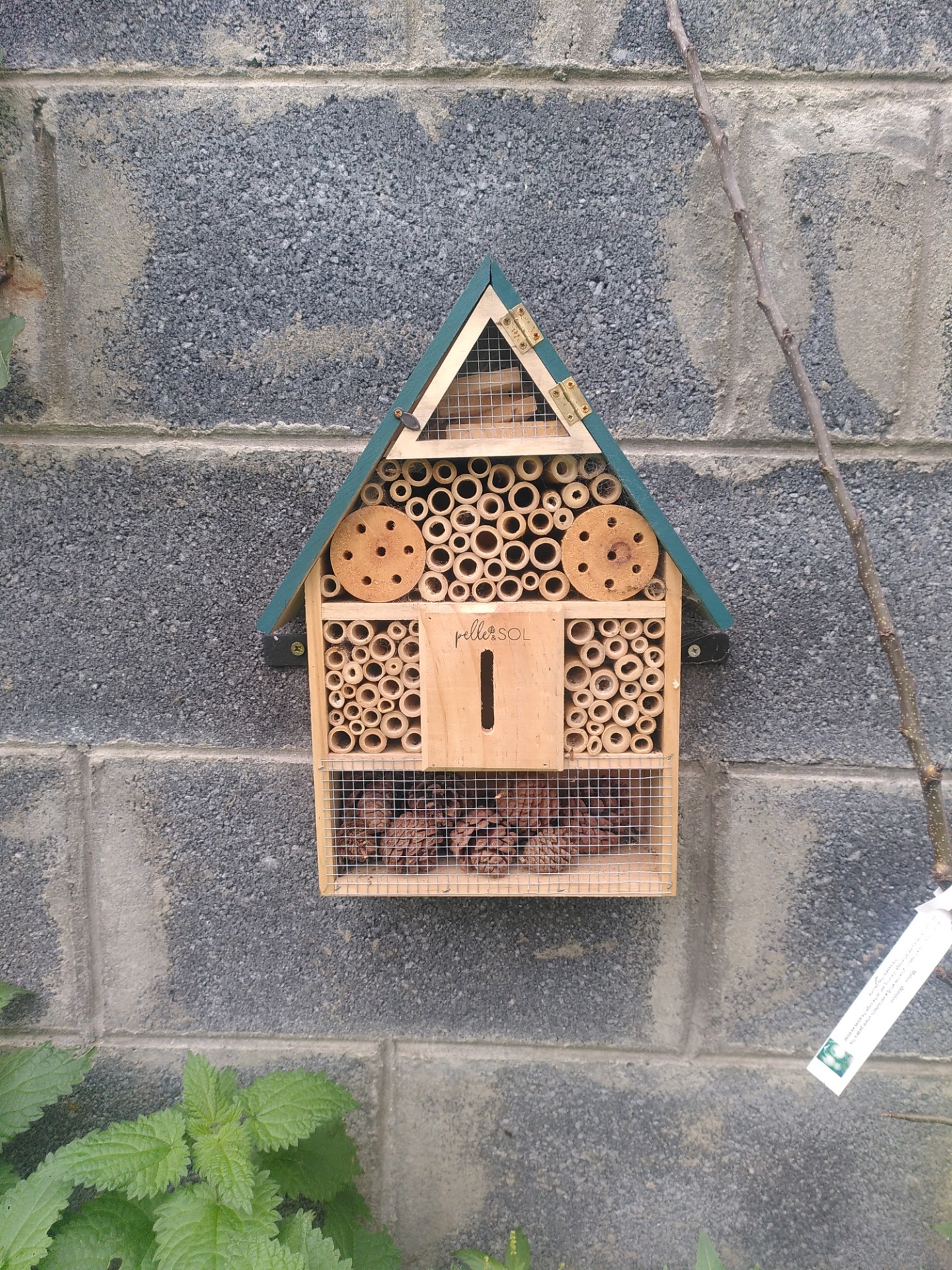 Most of the bamboo sticks have a diameter that’s too large. The round piece of wood isn’t ideal — don’t drill into the growth rings. The hole diameters are good, but make sure the surface is smooth. The slit will never be used by any butterfly and, like the pinecones and wooden sticks, is useless as nesting material. At best, spiders might make use of these spaces